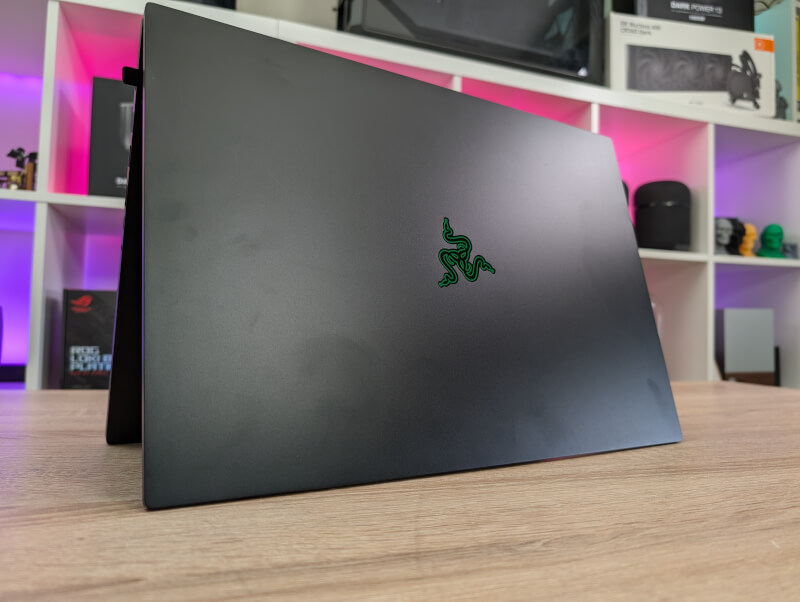 Razer Blade 18 (2024 – RTX4090) lid.jpg